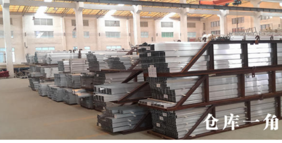 鋁合金隔斷廠家倉庫一角